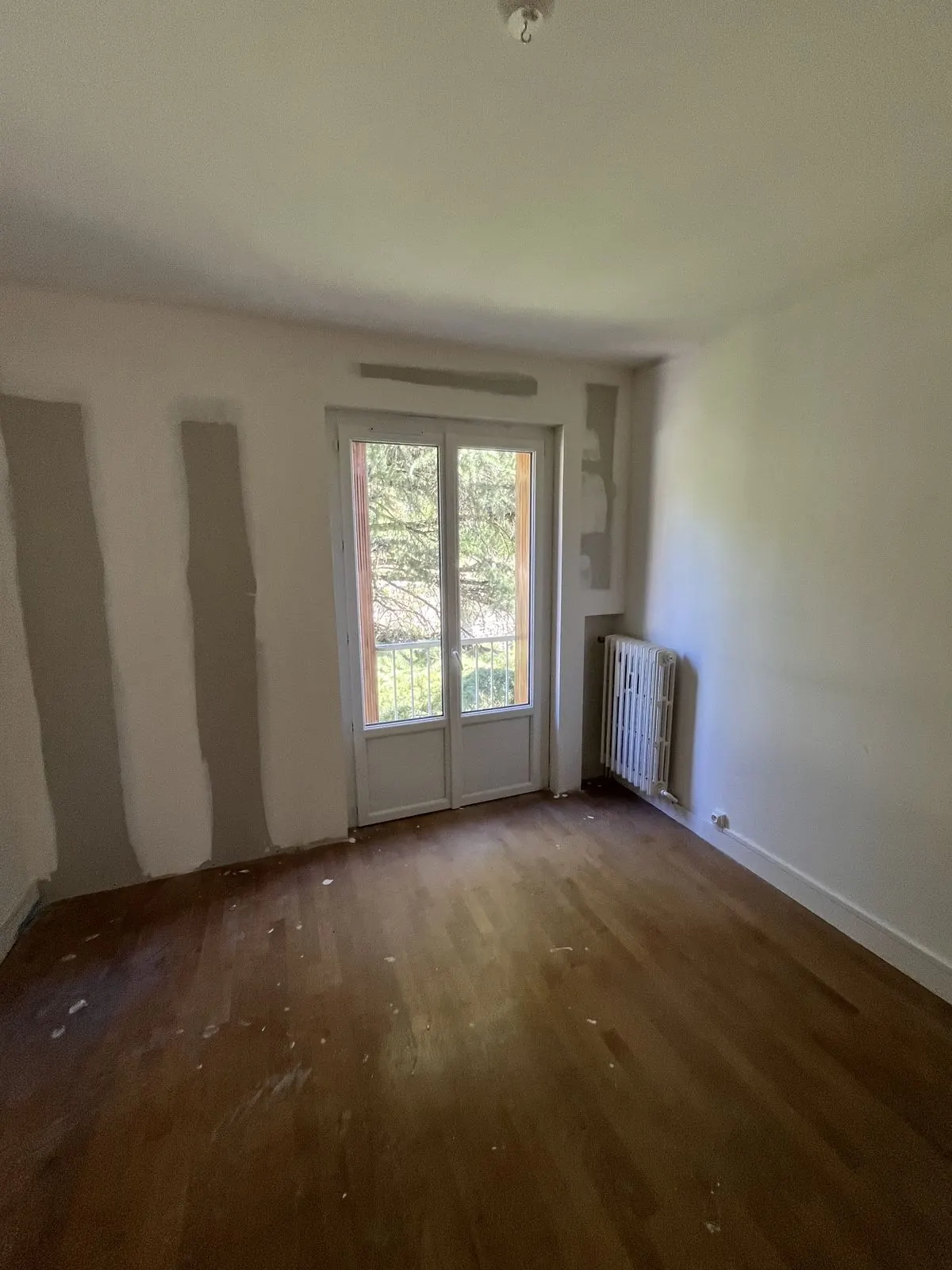 Chambre parquet murs enduits prêts à peindre – rénovation appartement Tours
