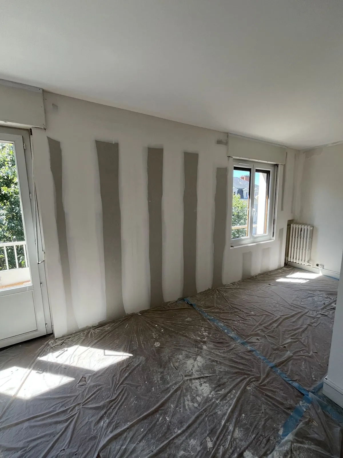 Séjour en cours d'enduits bandes sur murs sol bâché – plâtrier Tours 37