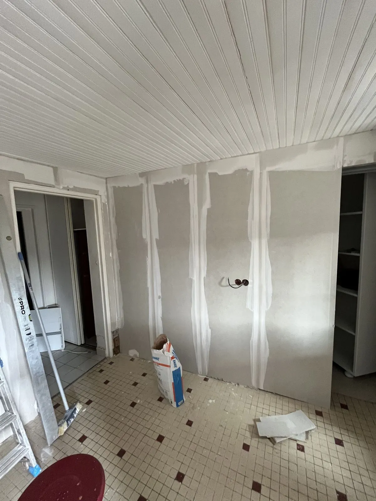 Doublage placo mur cuisine avec bandes de joint – plaquiste Tours 37