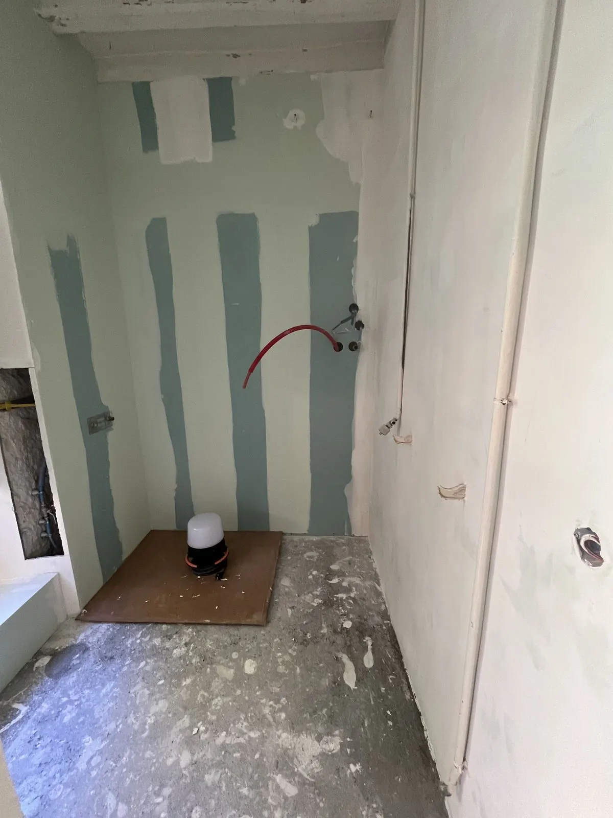 Salle de bain avant rénovation placo hydrofuge BA13H pose en cours – plaquiste Tours 37